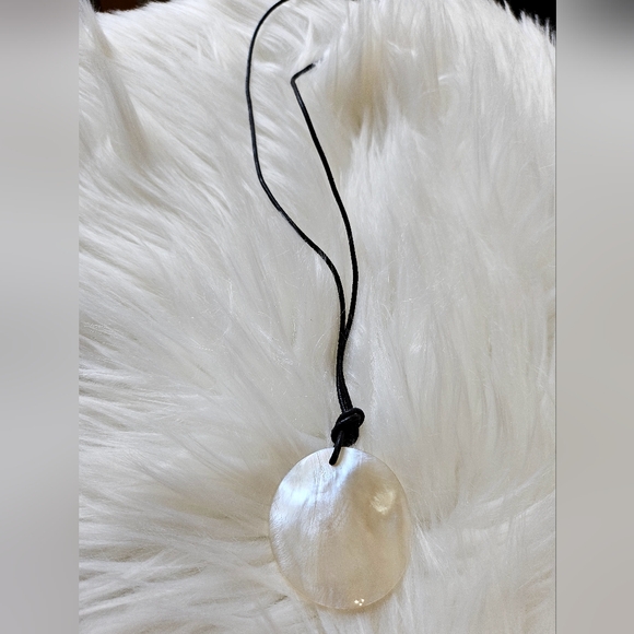 ❌SOLD❌ 🤍Mother of Pearl Necklace🤍 - Picture 3 of 3